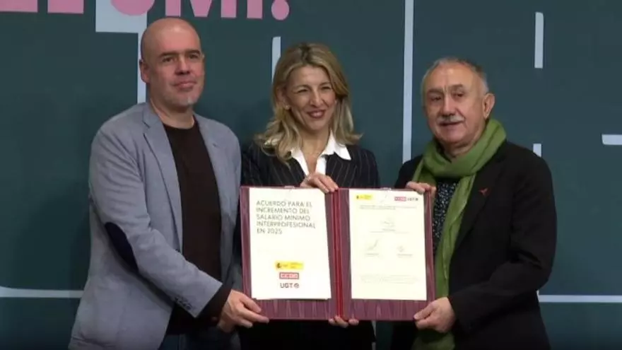 Yolanda Díaz y los sindicatos firman el acuerdo del SMI 2025