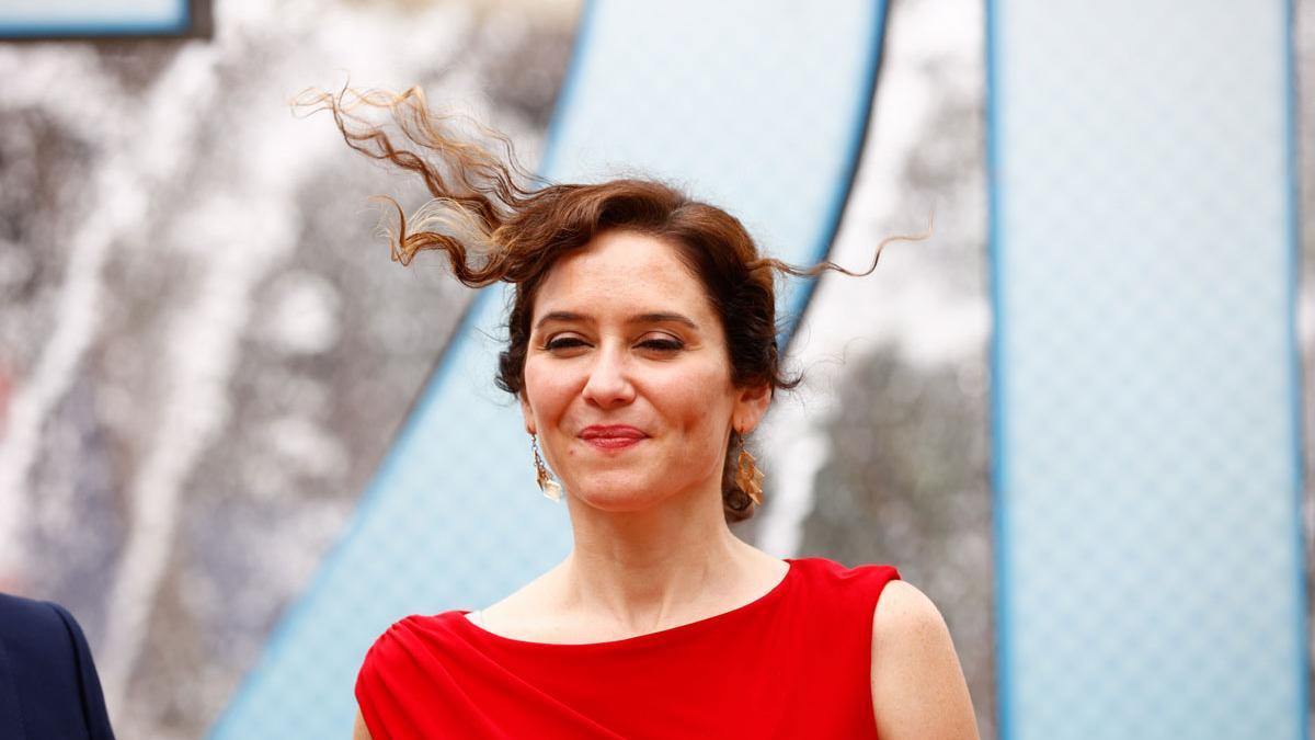 Isabel Díaz Ayuso con vestido rojo en el Parque Warner de Madrid