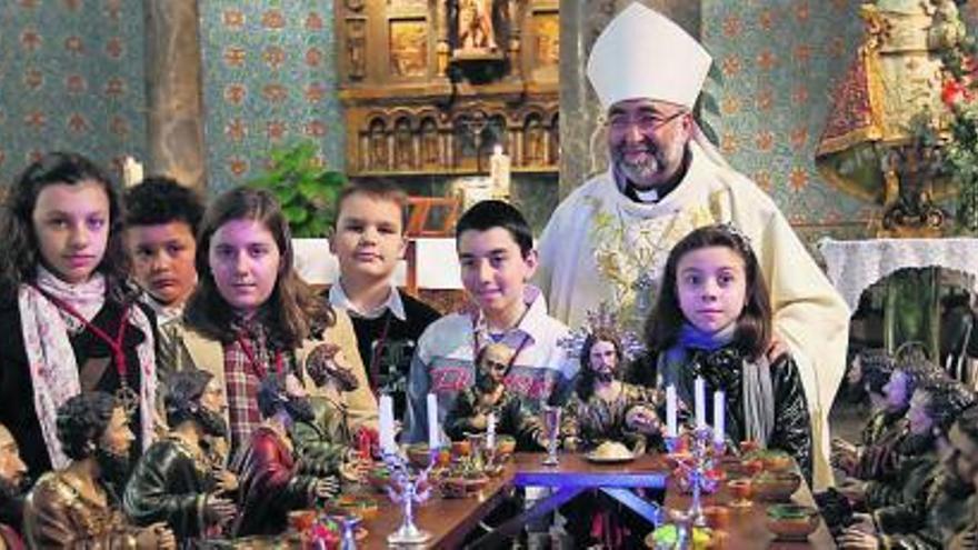 El Arzobispo con los «Infantes de Getsemaní» ante el paso de la Santa Cena.