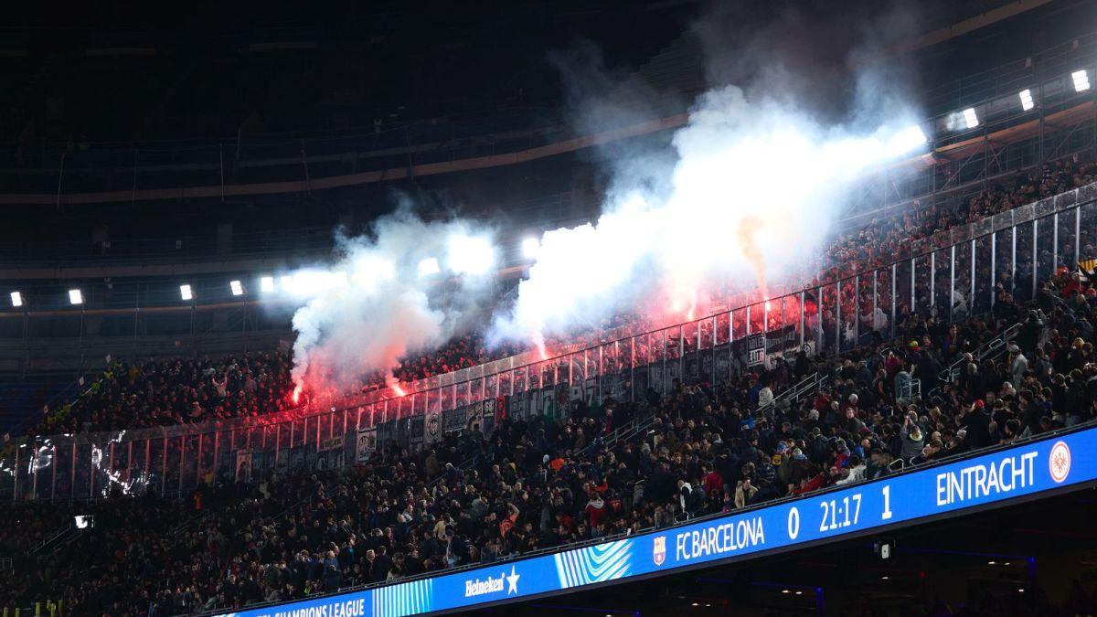 Bengalas en la grada de aficionados del Eintracht
