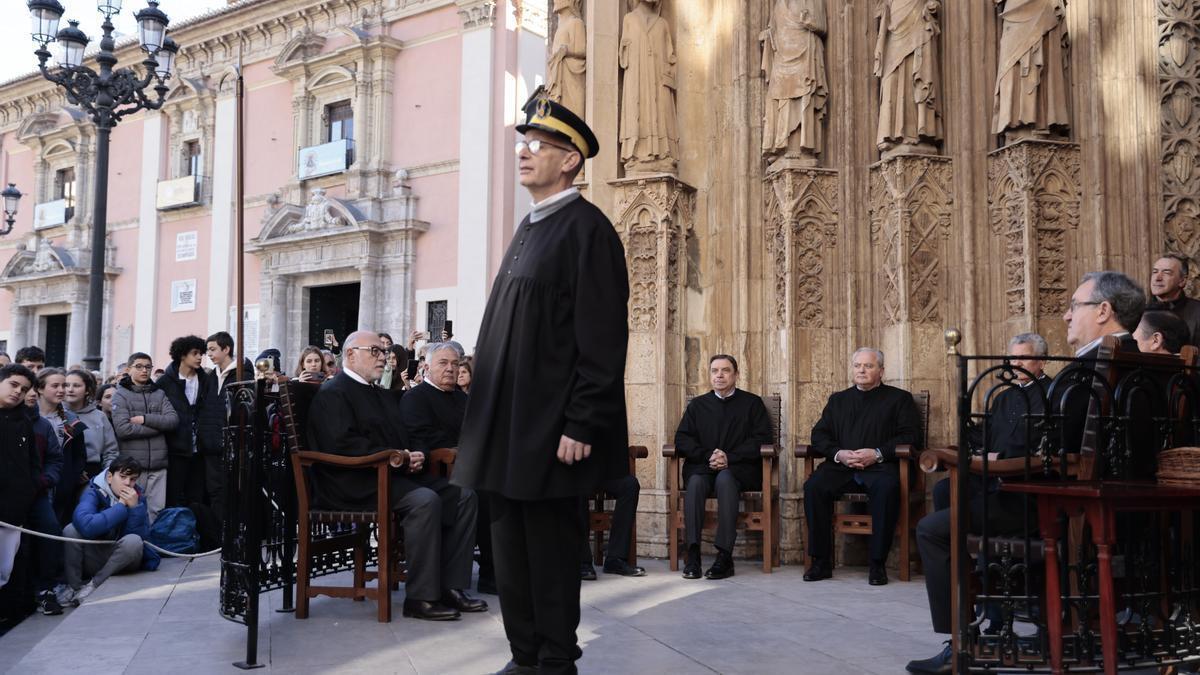 El ministro de Agricultura, Luis Planas, recibe el blusón de síndico de honor del Tribunal de las Aguas, en València.