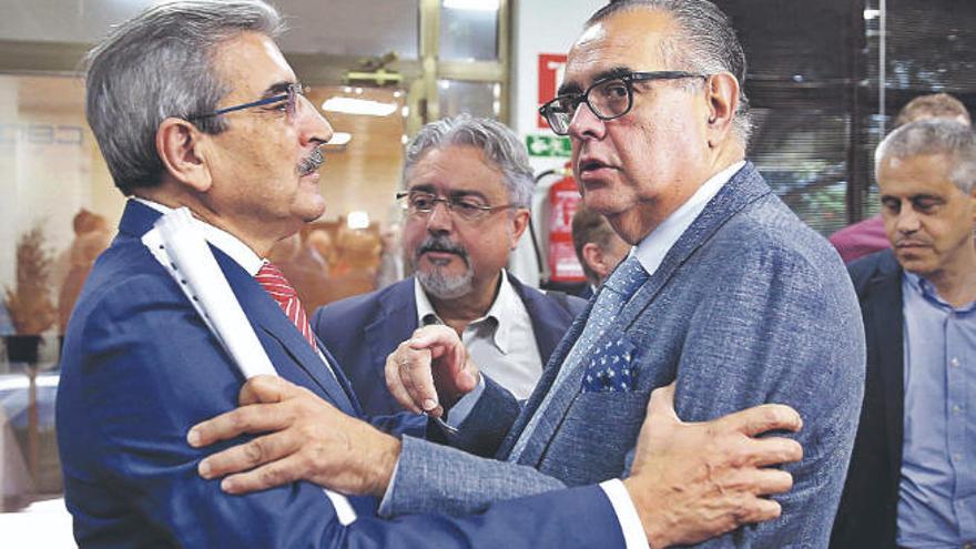 Román Rodríguez (izquierda) y José Carlos Francisco, en una reunión reciente.