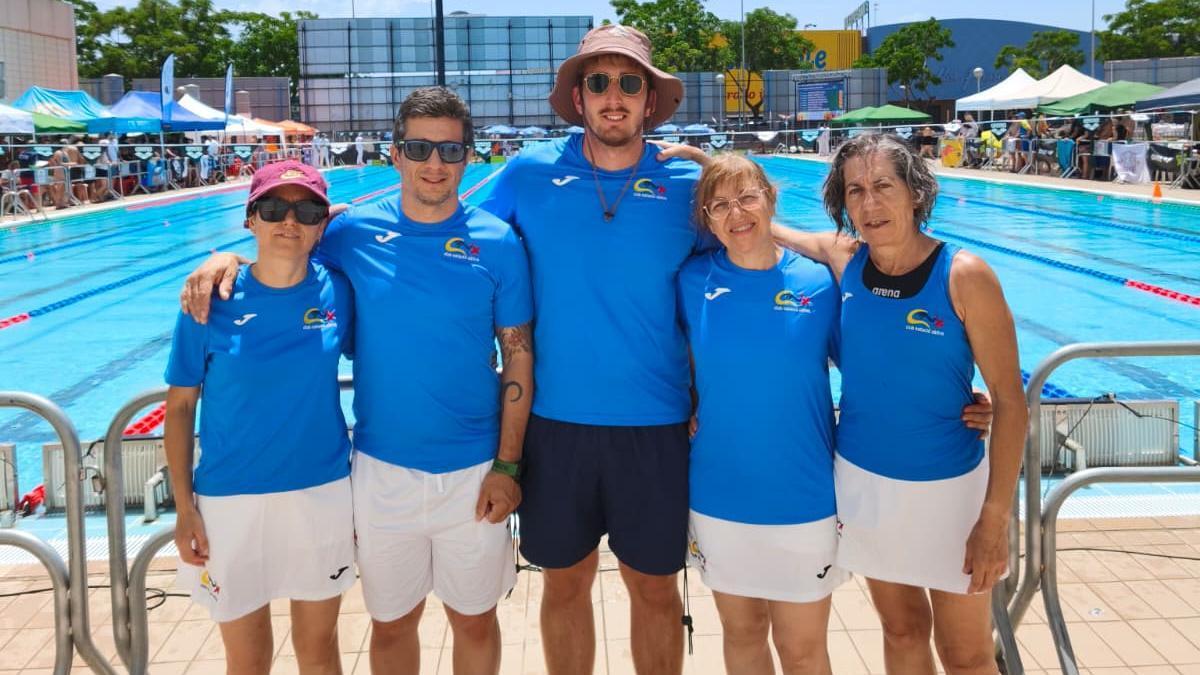 Los nadadores del CN Xàtiva en la competición celebrada en Sedaví.