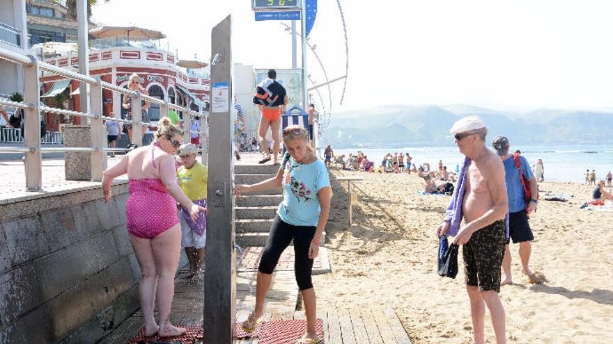 Bañistas en la playa de Las Canteras.