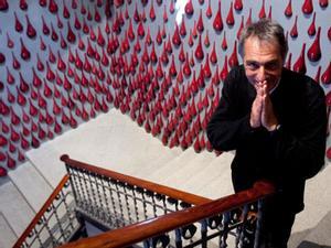 El Teatre Lliure presenta la remodelada seu del barri de Gràcia, decorada amb un mural de l’artista Frederic Amat.