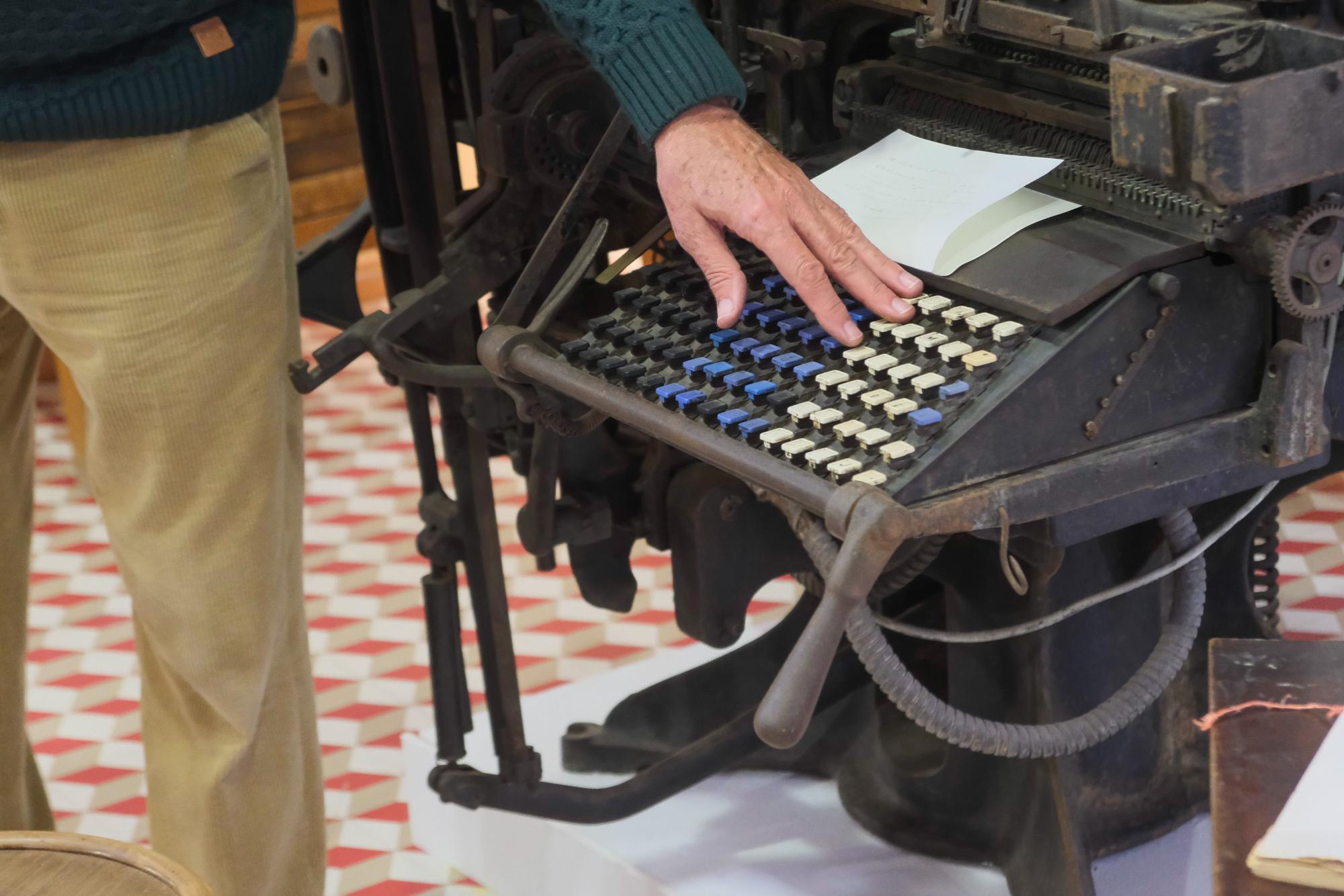 "Un taller de noticias", la nueva exposición del Museo Escolar de Puçol que recrea la antigua imprenta y redacción del Diario Información.