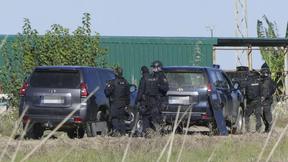 Policías desplegados frente a la nave en la que se guardaba la droga.