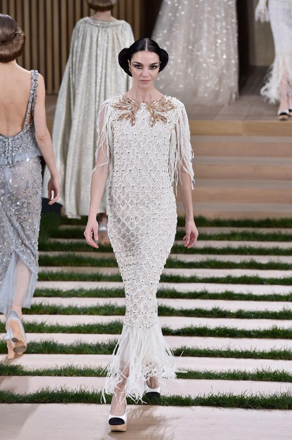 Chanel Alta Costura Primavera-Verano 2016: vestidos en blanco y oro