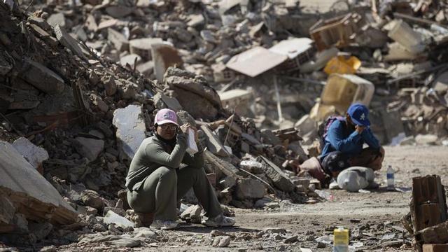 Voluntaris esperen entre la runa d’un edifici a La Guaira. | RONALD PEÑA / EFE