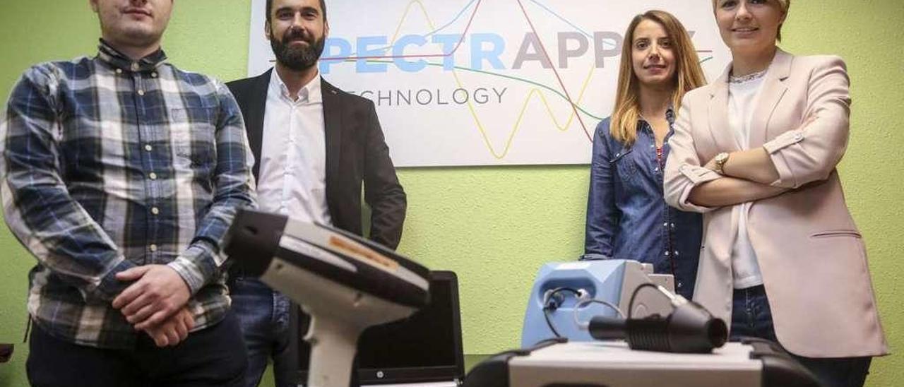 Camilo Vázquez, Efrén García, María Álvarez y Esther Gómez, en la sede de la compañía en Lugones.