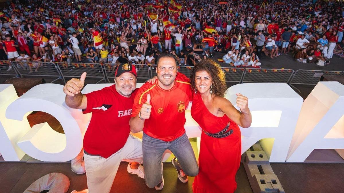 El alcalde de Arrecife, Yonathan de León (c), y la concejala de Deportes, Eli Merino, en el estadio Lava Live Fest durante la retransmisión del partido entre España y Francia del Mundial del Fútbol
