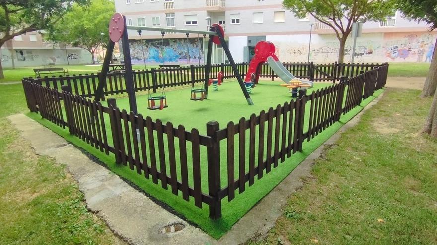 Los parques infantiles de la ciudad estrenan césped artificial