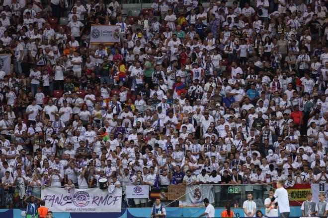 Los seguidores del Real Madrid animan antes del partido de la Supercopa de Europa de fútbol, entre el Real Madrid y el Atalanta, en el Estadio Nacional de Polonia, en Varsovia.