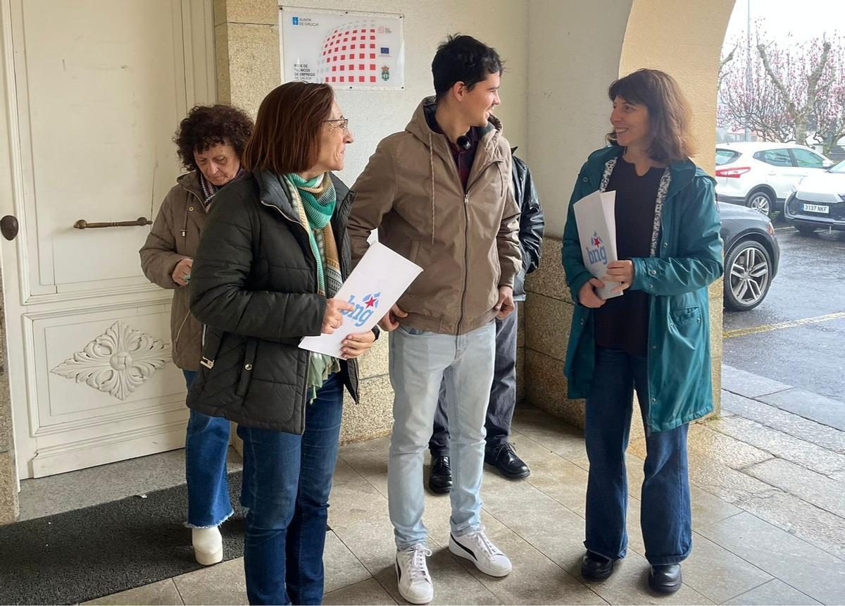 Rosa Pérez, esquerda, Anxo Moledo e Sol Agra durante a súa visita a Lousame.
