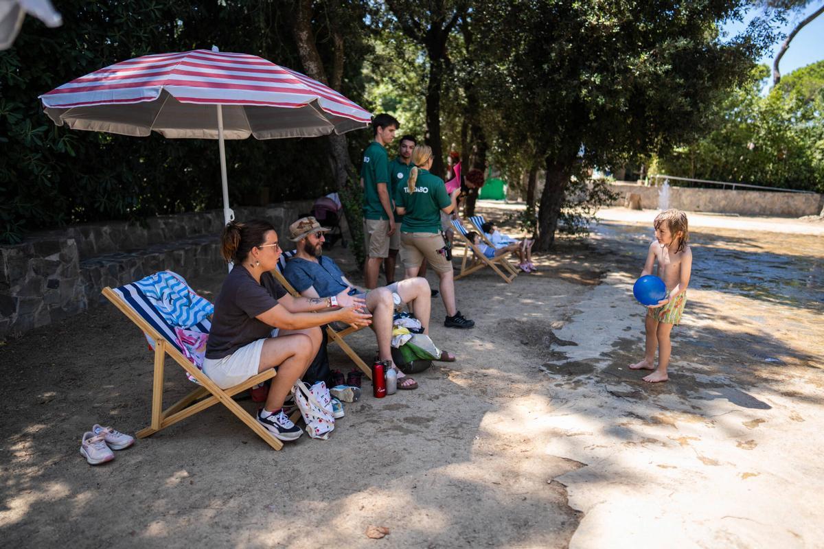 Barcelona. Vista de la nueva zona de ocio y descanso del Tibidabo, equipada con sombrillas, tumbonas y áreas de arena, tras la finalización de las obras. El nuevo espacio amplía la oferta lúdica del parque de atracciones con una propuesta inspirada en una playa urbana. 5 de agosto de 2026. Sociedad. AUTOR: ZOWY VOETEN