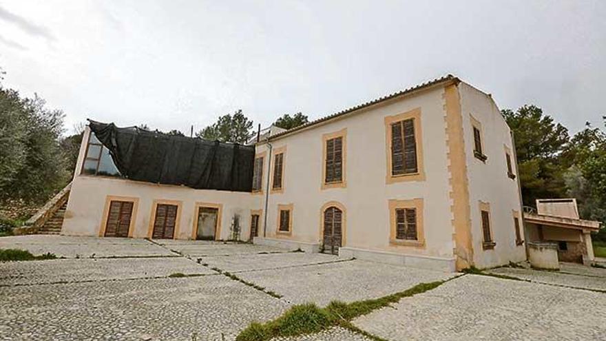 Imagen del patio y el inmueble, que mide más de 500 metros cuadrados y tiene una sala acristalada tapada con una lona.