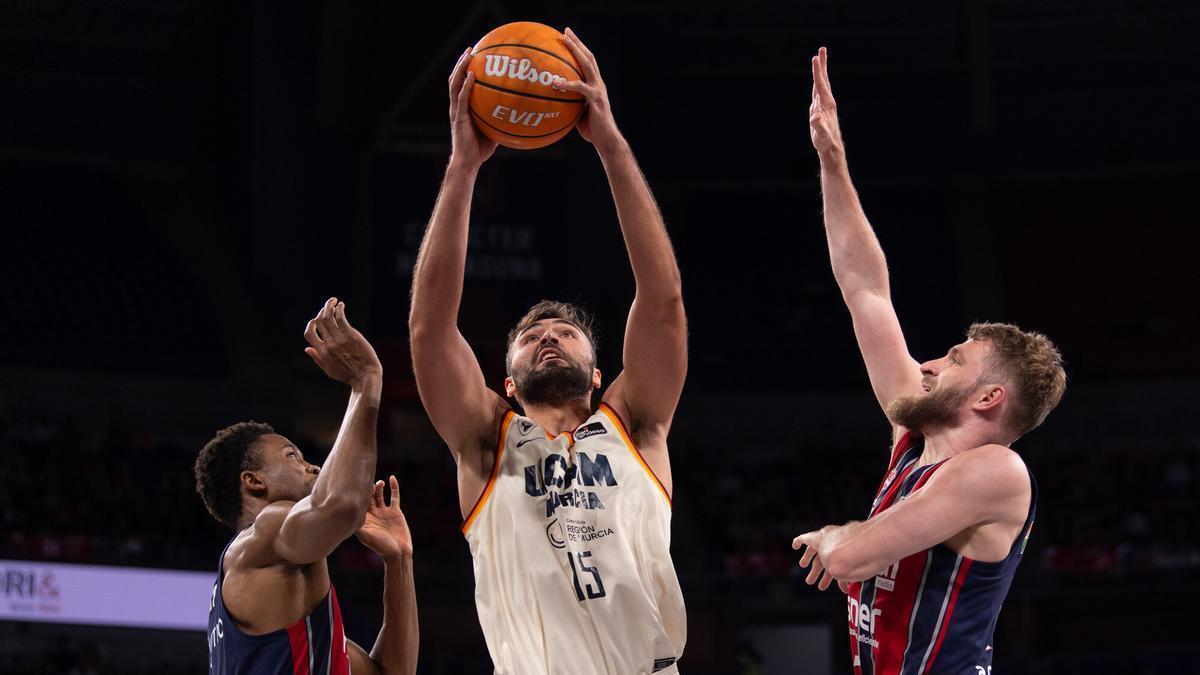 Emanuel Cate, del UCAM Murcia, durante el partido ante el Baskonia en el Buesa Arena.