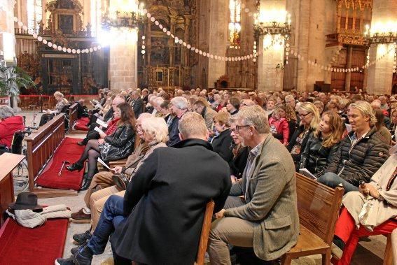 Zur deutschsprachigen Christvesper in der Kathedrale kamen am Samstag (24.12.) wieder zahlreiche Residenten und Urlauber. Die Predigt hielt in diesem Jahr Pfarrerin Heike Stijohann.