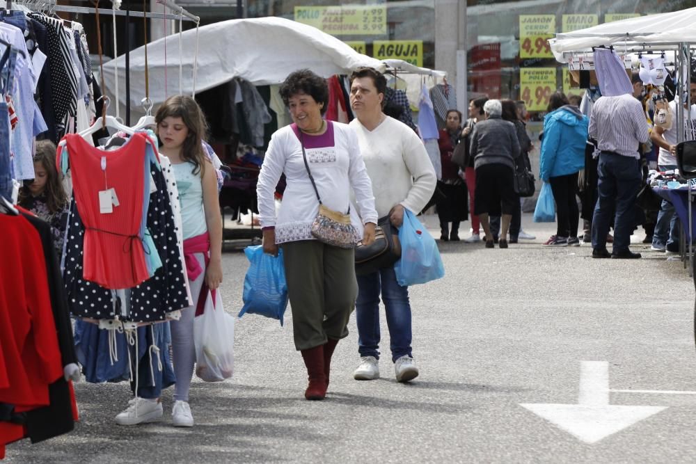 El traslado del mercadillo al fin de semana logra atraer más visitantes que el de los lunes