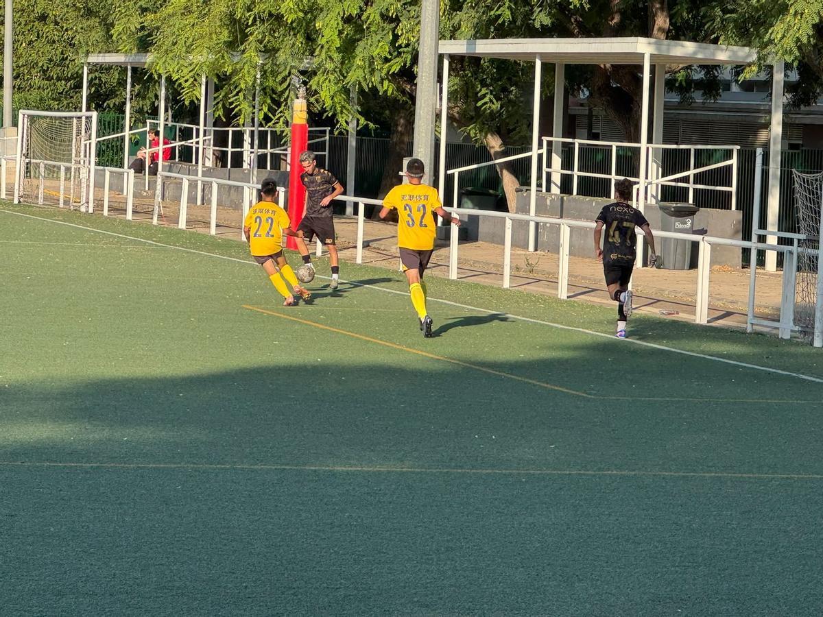 Partido amistoso entre la UD Paterna y la delegación china en la Ciudad Deportiva.