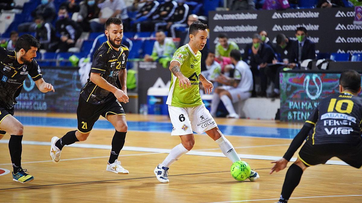 Joao conduce el balón rodeado de tres jugadores del O’Parrulo Ferrol.