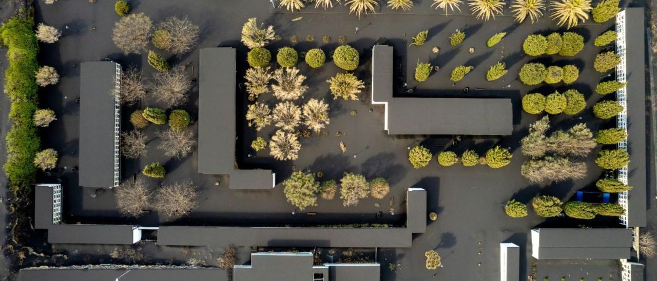 Panorámica aérea del cementerio de Nuestra Señora de los Ángeles, en Las Manchas, tras el paso de la lava.