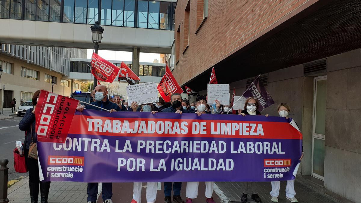 Concentración de trabajadores de la limpieza del Hospital Clínico de València