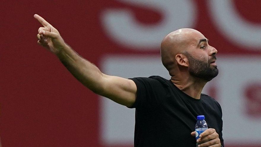 Claudio Giráldez da instrucciones a sus jugadores durante el partido contra el Braga.