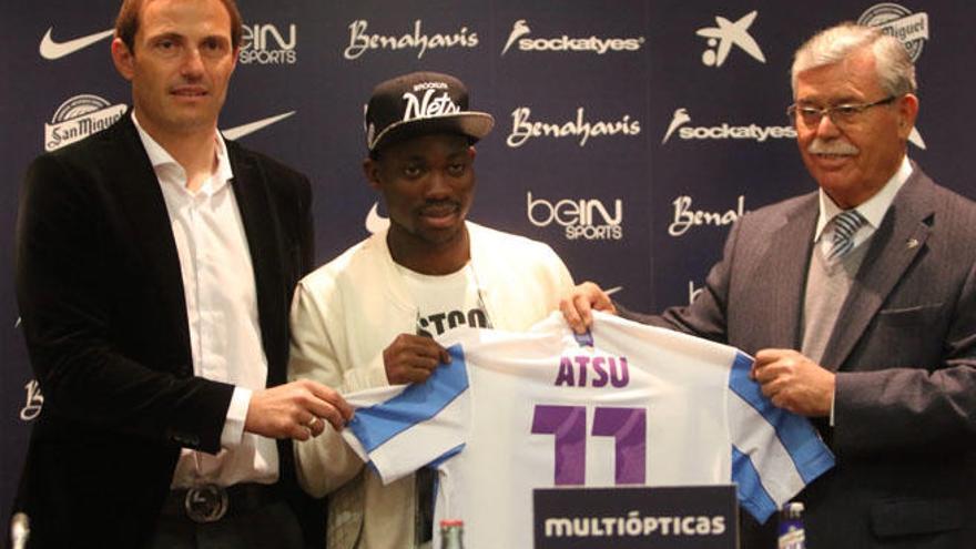 Arnau, Atsu y Martín Aguilar, en la presentación del jugador ghanés.