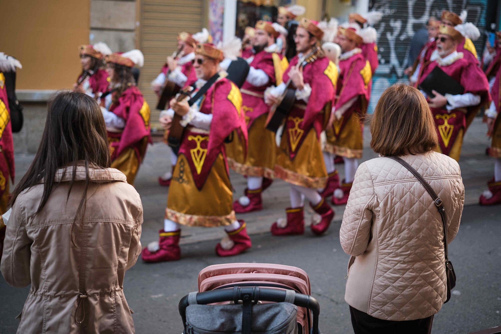 Los grupos del Carnaval actúan en la calle