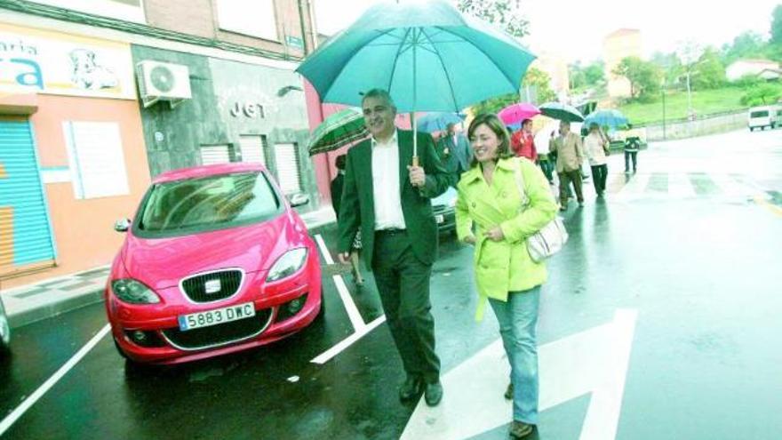 José Luis Vega y Ana Rosa Migoya, ayer, en la calle Alejandro Casona.