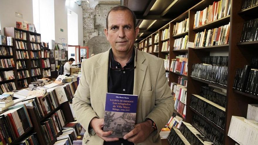 Félix Álvarez, en la librería Proteo con un ejemplar de su obra de investigación.