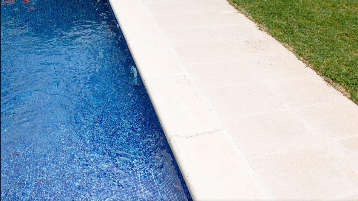 Parte de una piscina en Ibiza.