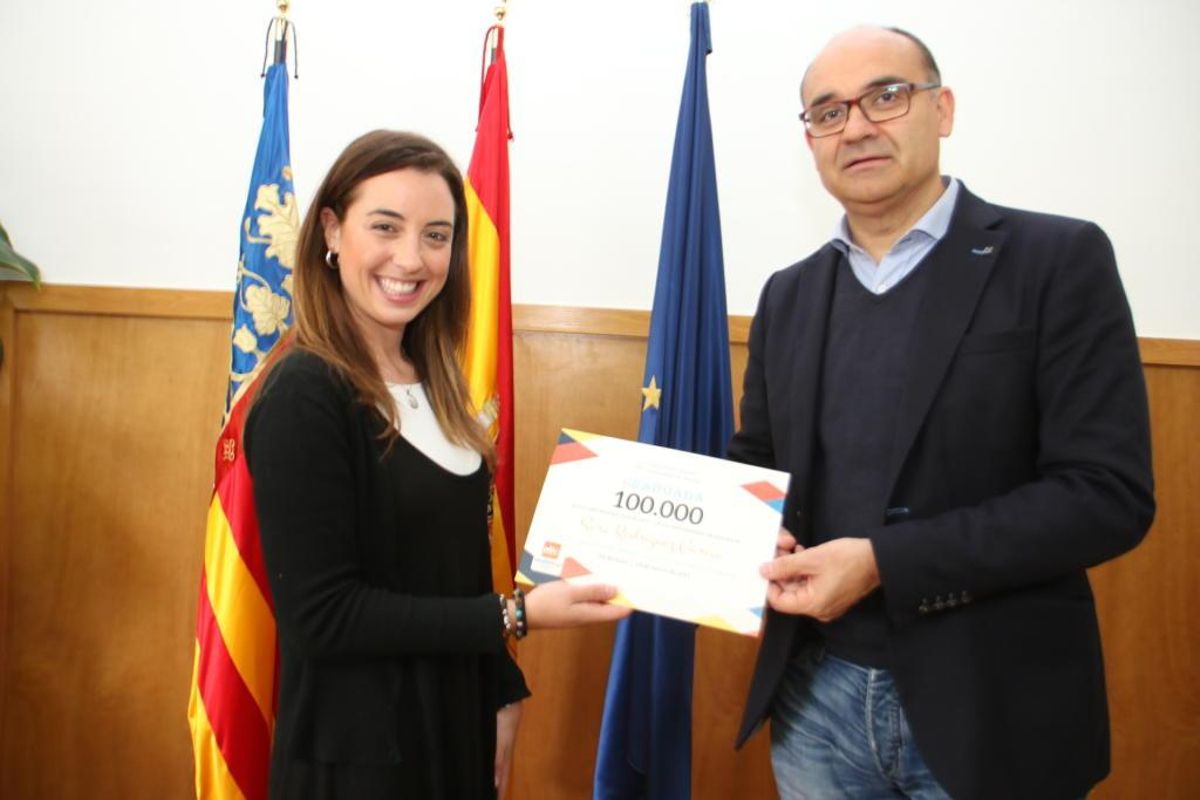 La graduada número 100.000 de la Universidad recibe su título