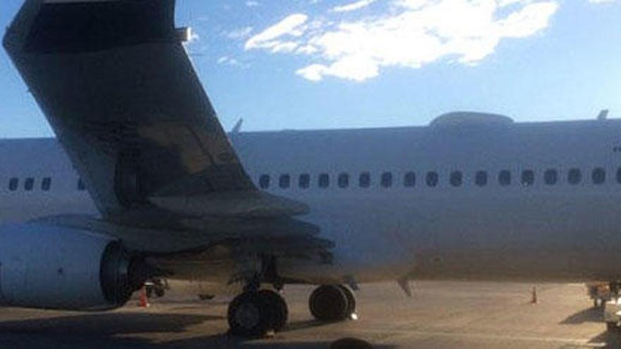 El avión que ha tenido que aterrizar de emergencia en Alicante.