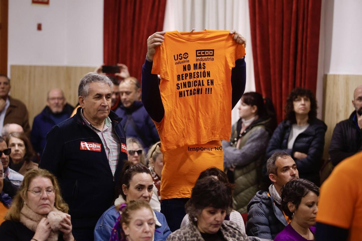 Trabajadores de Hitachi presentes en el pleno del Ayuntamiento.