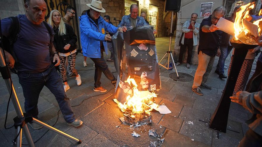 Cremen fotos de Felip VI a Girona
