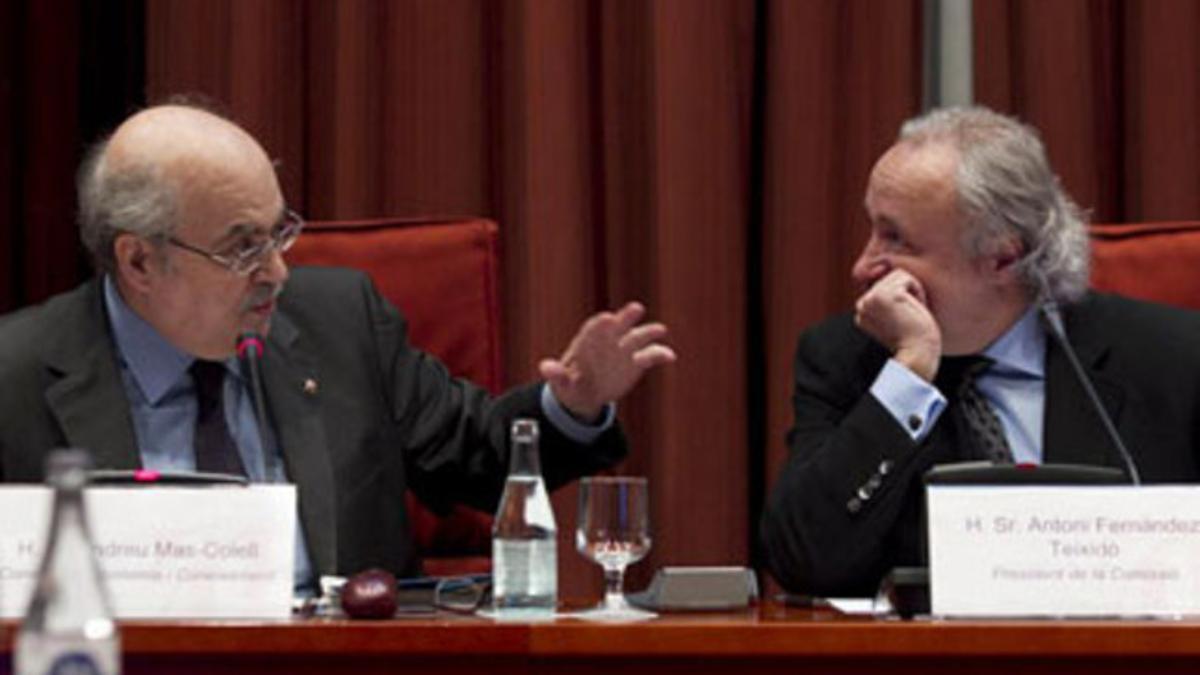 El 'conseller' Mas-Colell (izquierda) durante su comparecencia en el Parlament.