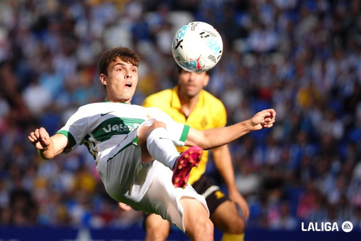Aleix Febas controla el balón en el RCDE Stadium.