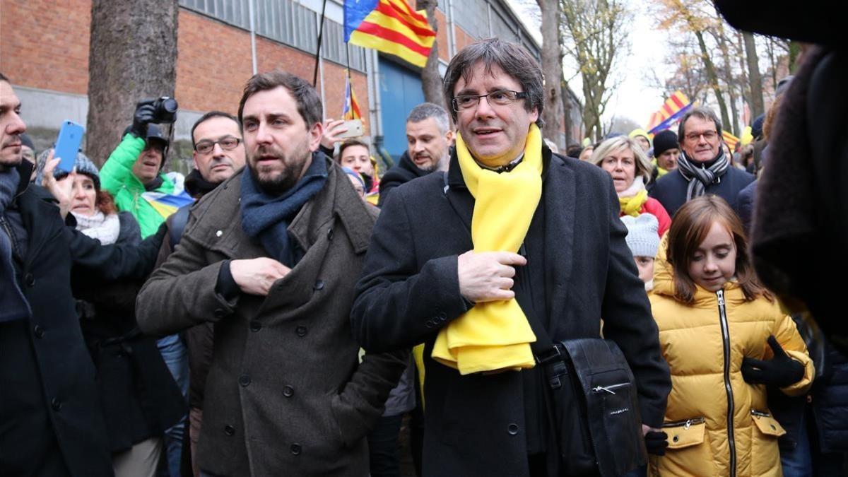 Carles Puigdemont y Toni Comín, este jueves, a su llegada a la manifestación convocada por la ANC y Òmnium en Bruselas.
