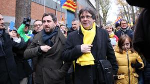 Carles Puigdemont y Toni Comín, en la manifestación convocada por la ANC y Òmnium en Bruselas.