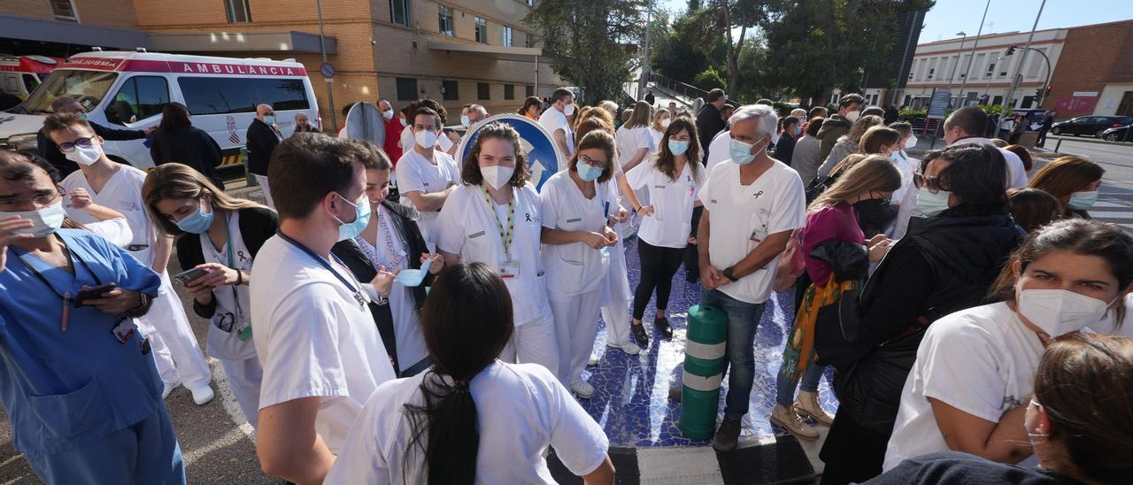 Protesta del personal del Hospital General de Castelló para exigir refuerzos.