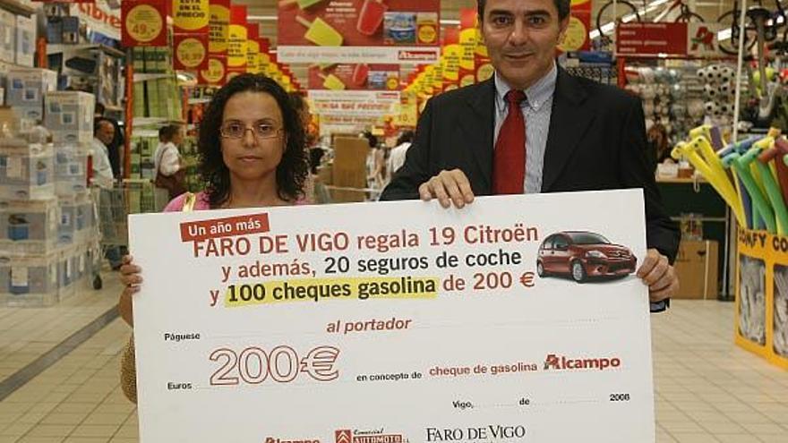 Susana M. Costas, con el cheque que le entregó Javier Giráldez.