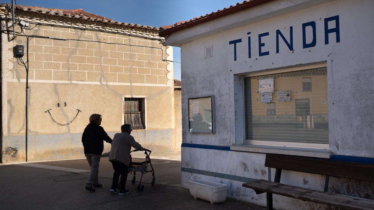 POBLACION ENVEJECIDA. DESPOBLACION. PROVINCIA. VILLANUEVA DE LAS PERAS