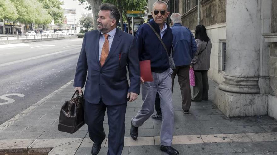 Uno de los dos investigados con su abogado Santiago Fiol, izquierda.