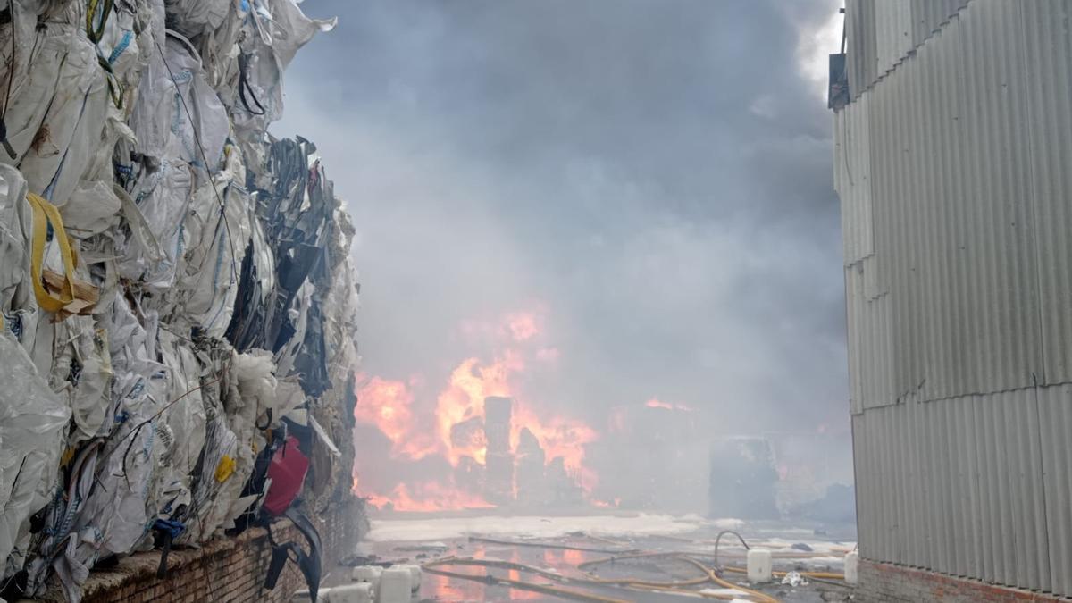 Alarma por un gran incendio en una nave de reciclaje en Llanera