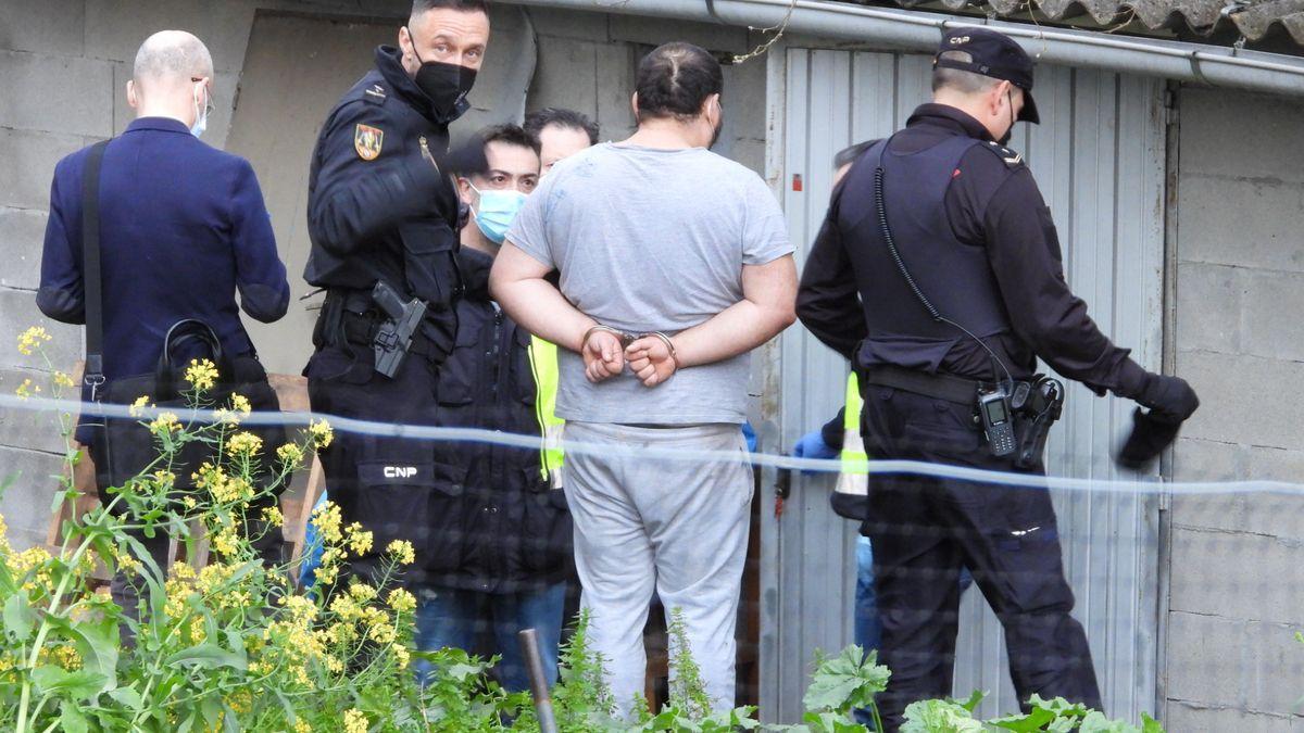 El presunto homicida, durante el registro en su casa.