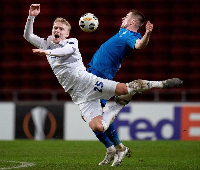 El defensor danés del FC Copenhague, Victor Nelsson (L) y el delantero ucraniano de Dynamo Kiev, Artem Besyedin, compiten por el balón durante el partido de fútbol del Grupo B de la UEFA Europa League FC Copenhague v Dynamo Kiev.