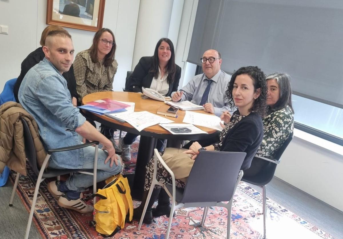 César Pérez Ares, al fondo, junto a la directiva docente, miembros de Inspección y Unidade Técnica.