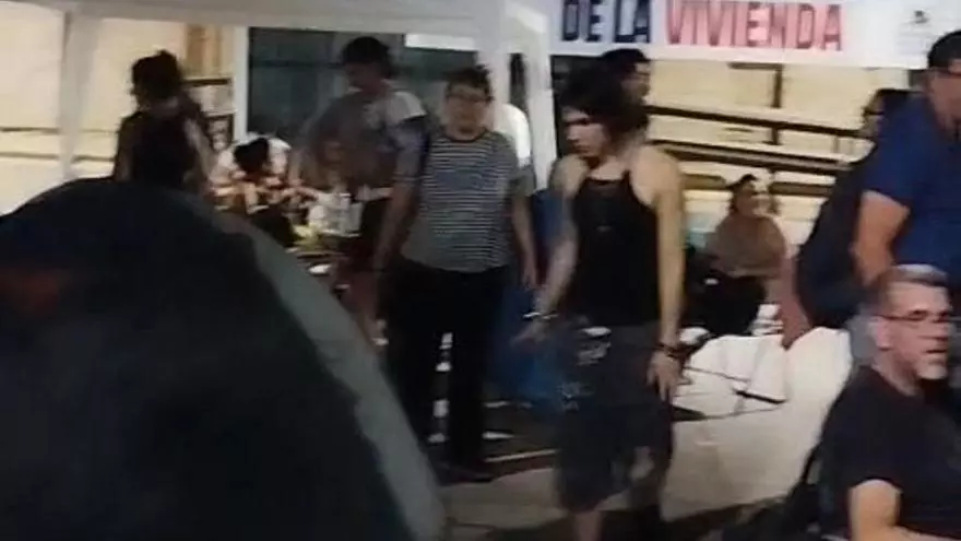Acampada frente al Ayuntamiento de Murcia tras la manifestación por la vivienda